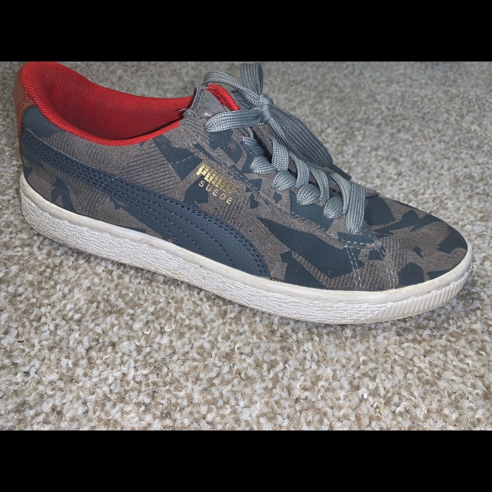 Unique Pumas with gold and orange detailing 💥